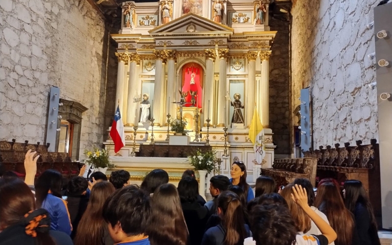 Estudiantes de 7° Básico exploraron la diversidad religiosa e histórica en una salida pedagógica por Santiago