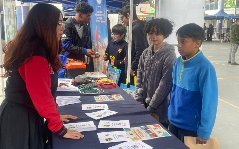 Estudiantes del Colegio Domingo Savio participan en Feria Vocacional de la Escuela Juan XXIII