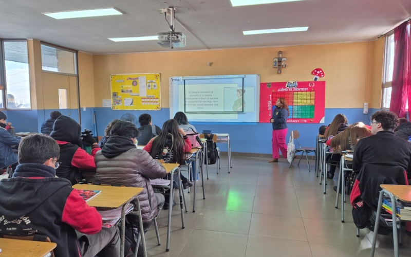CHARLAS SOBRE PREVENCIÓN DEL EMBARAZO ADOLESCENTE PROMUEVEN LA REFLEXIÓN Y LA RESPONSABILIDAD