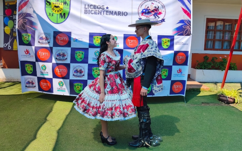 Estudiantes del colegio obtienen el segundo lugar en  Campeonato regional  de Cueca de Liceos Bicentenario