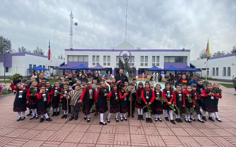 2°Básico B realiza presentación folclórica en la Municipalidad de San Ramón