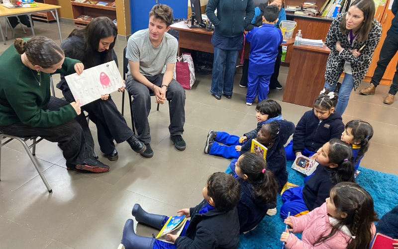 Junto a la Fundación Familias Primero: CEP recibió valiosa donación de 350 libros infantiles